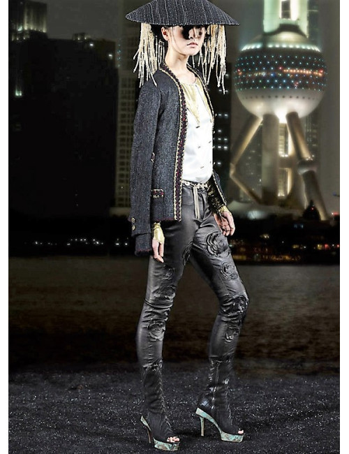 Bottines plateforme CHANEL t. 39.5  Paris Shanghai en daim noir imprimé et bois peint vert et doré      