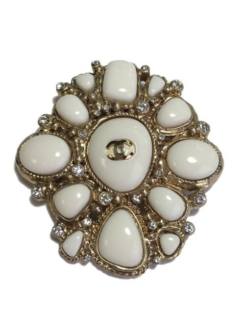 Broche CHANEL émail ivoire, strass et métal doré