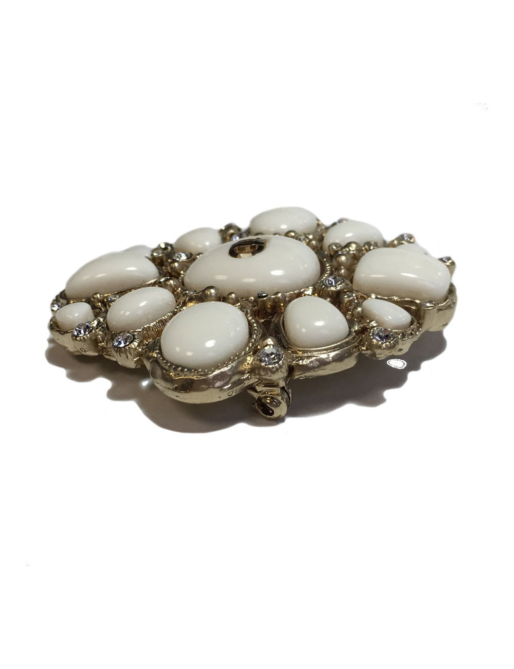 Broche CHANEL émail ivoire, strass et métal doré