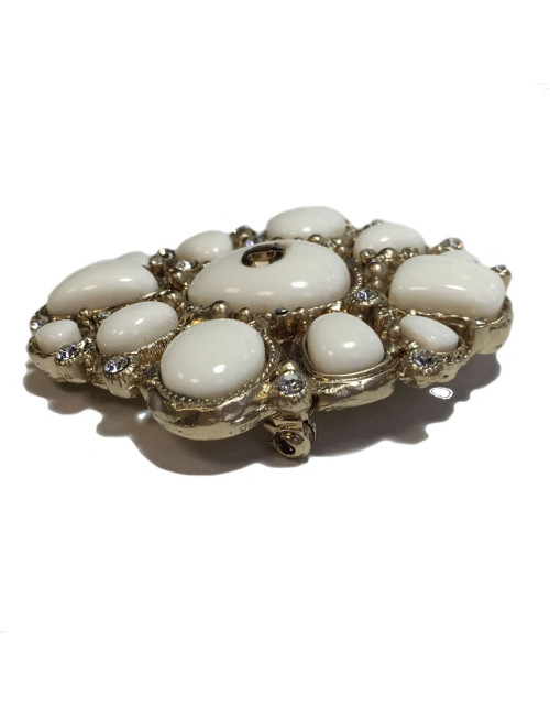 Broche CHANEL émail ivoire, strass et métal doré