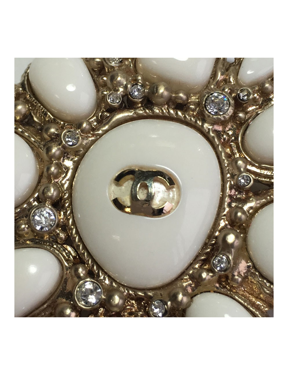 Broche CHANEL émail ivoire, strass et métal doré