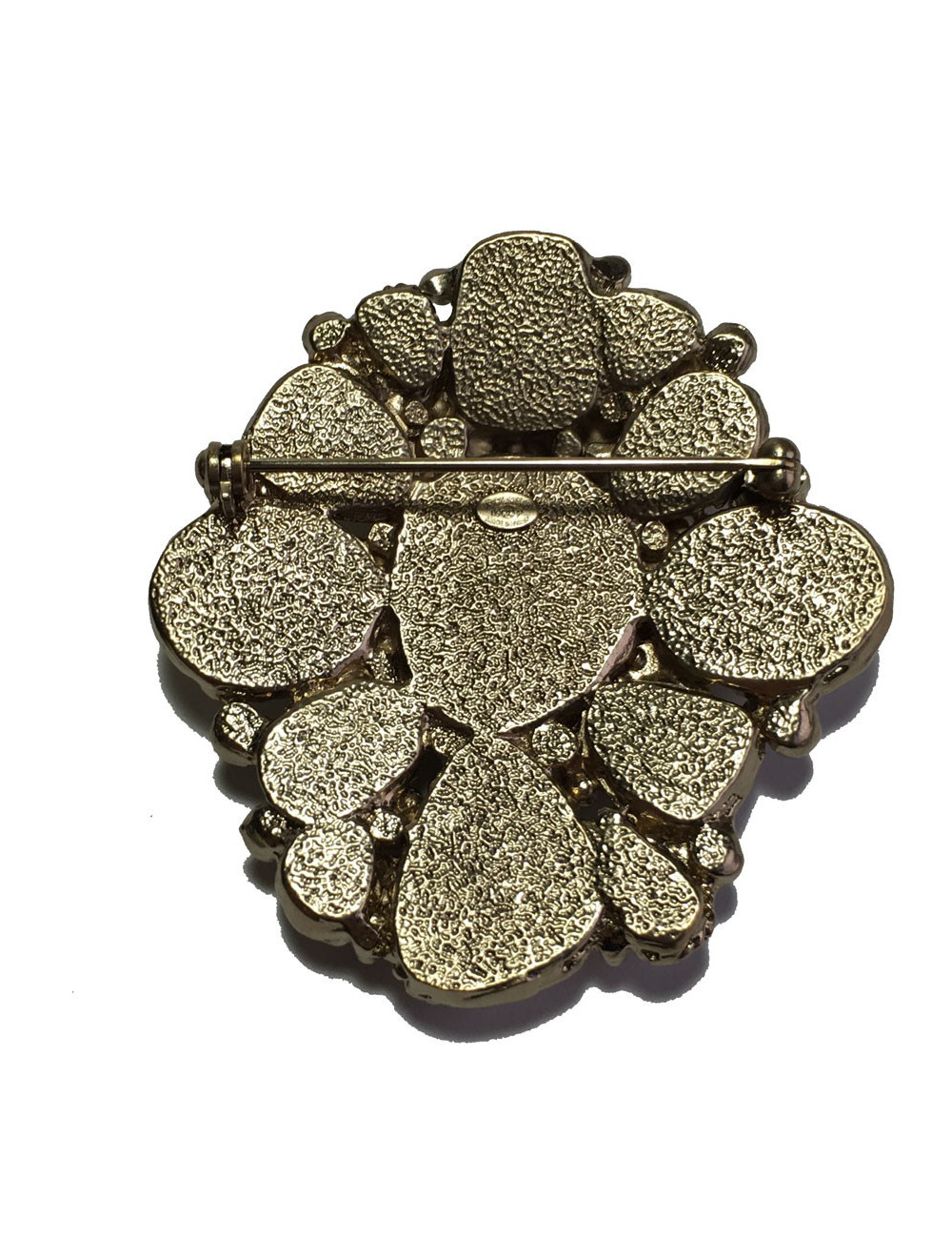 Broche CHANEL émail ivoire, strass et métal doré