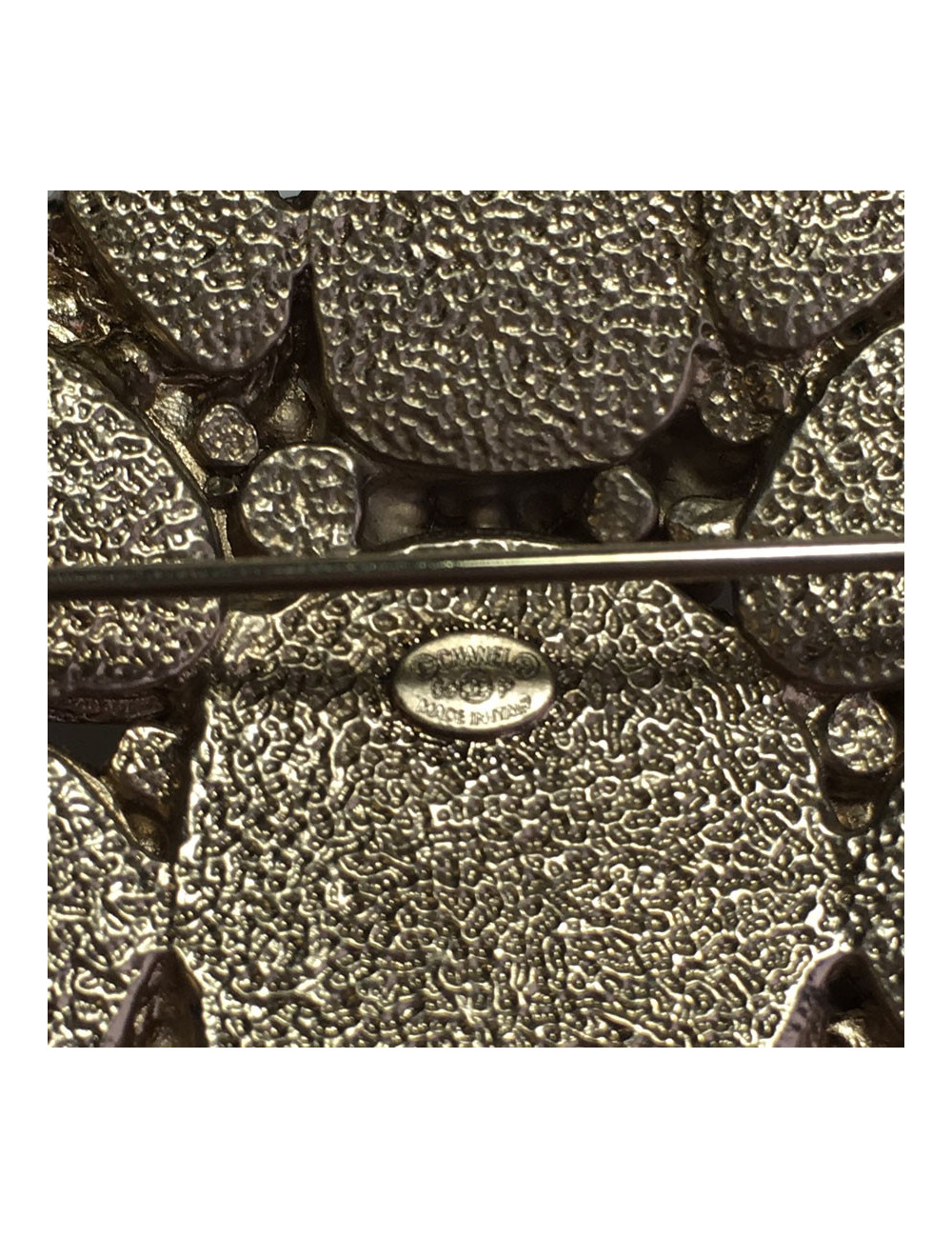 Broche CHANEL émail ivoire, strass et métal doré