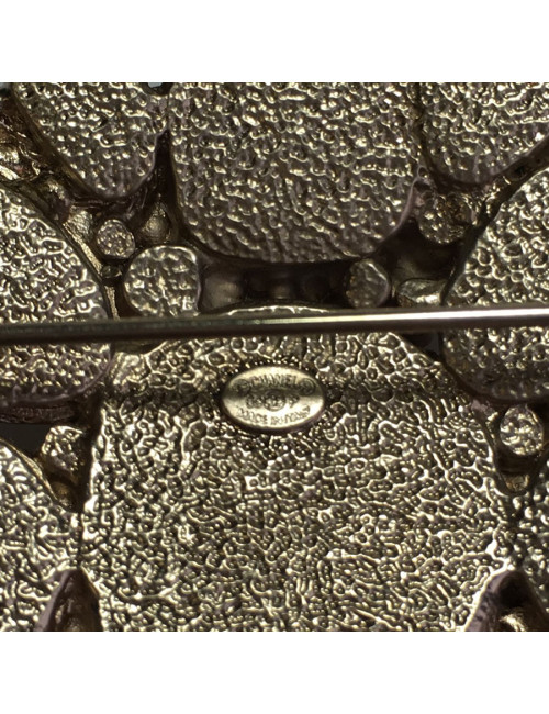 Broche CHANEL émail ivoire, strass et métal doré