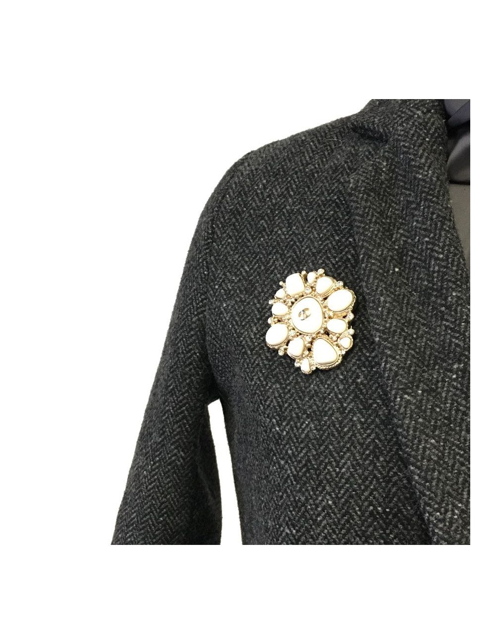 Broche CHANEL émail ivoire, strass et métal doré