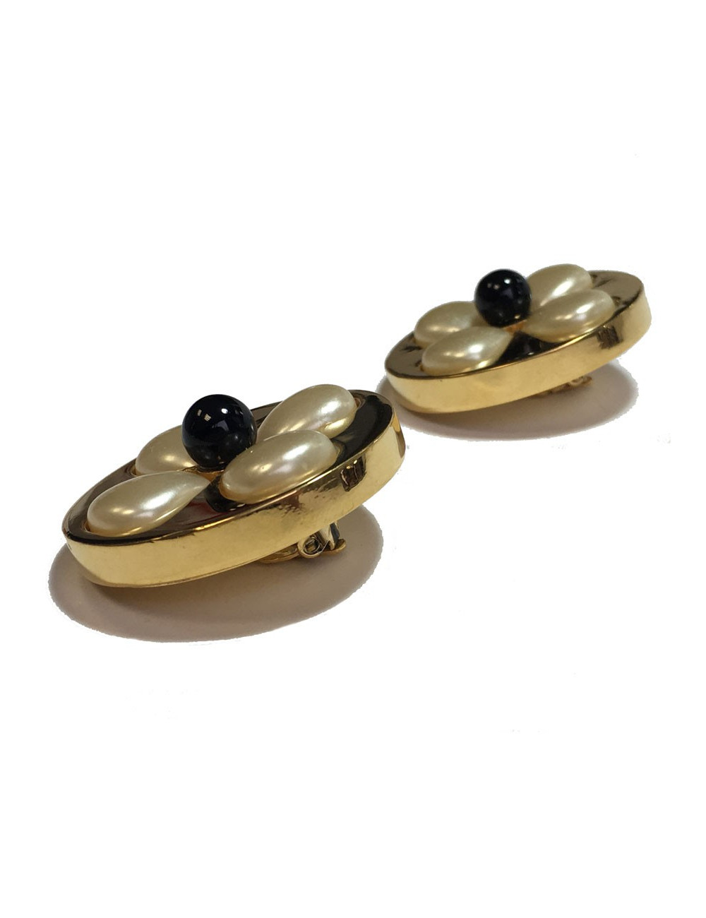  CHANEL vintage clip-on earrings in gilded metal and pearls