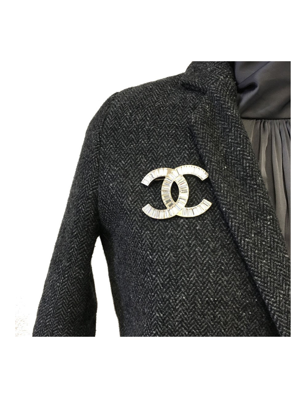 Broche CHANEL CC en strass et métal doré or pâle