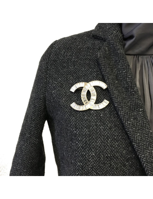 Broche CHANEL CC en strass et métal doré or pâle