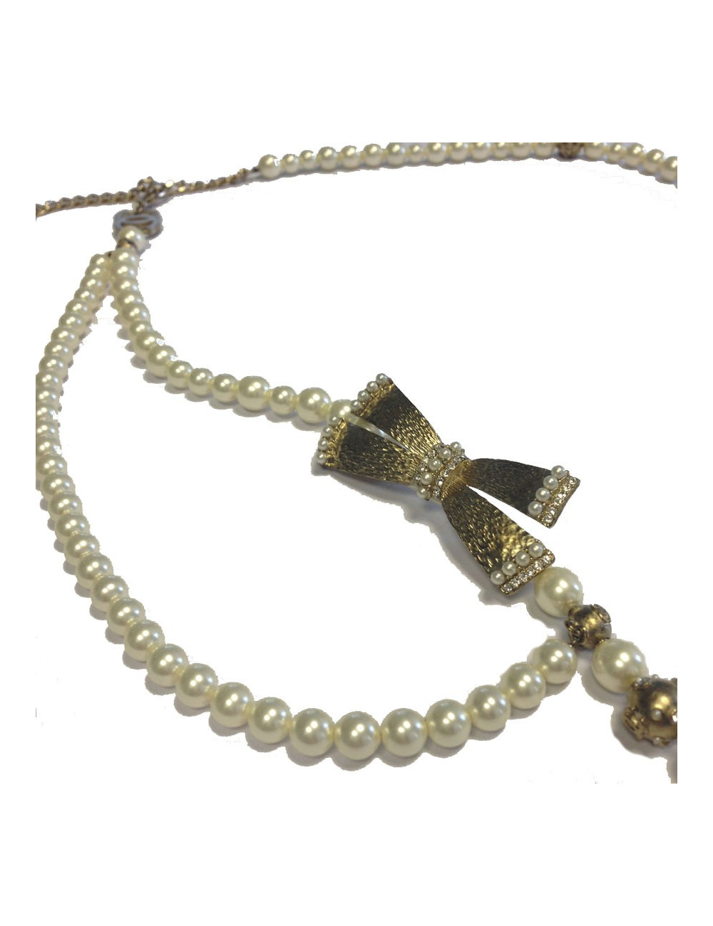 CHANEL pearls belt with a gilded metal bow set with rhinestones