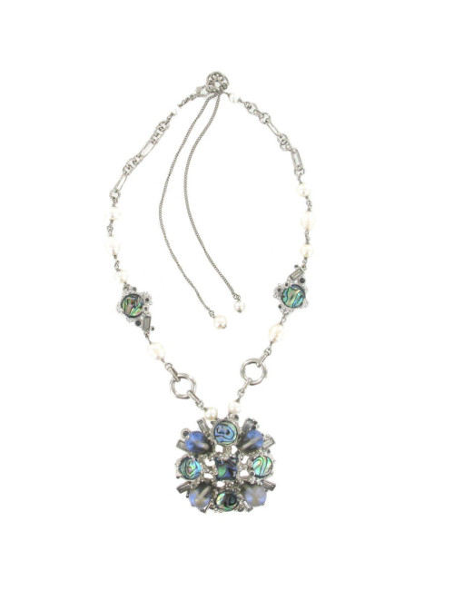 Collier CHANEL perles et nacre 