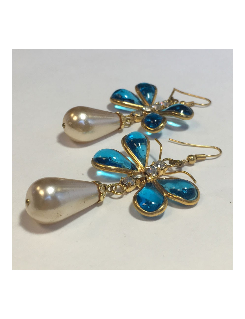 Boucles d'oreille clous MARGUERITE DE VALOIS papillon en pâte de verre bleue, strass et perle nacrée