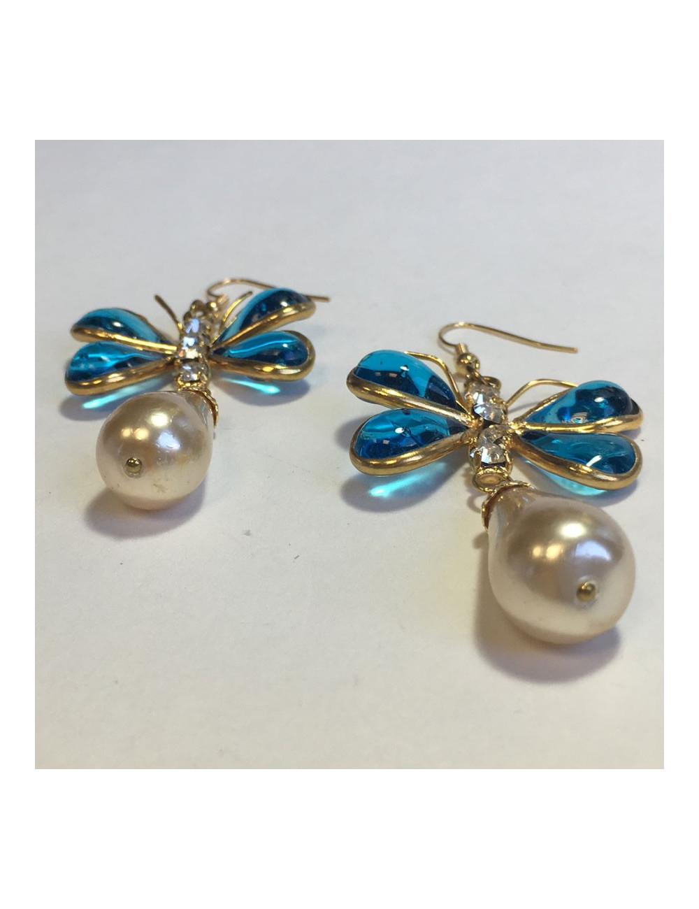 Boucles d'oreille clous MARGUERITE DE VALOIS papillon en pâte de verre bleue, strass et perle nacrée