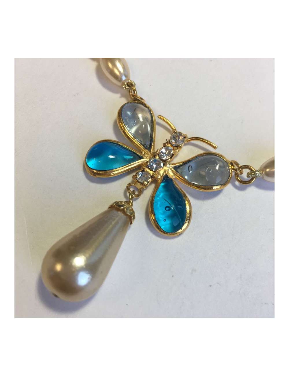 Collier MARGUERITE DE VALOIS papillon en perles en pâte de verre nacrée, bleue et strass 