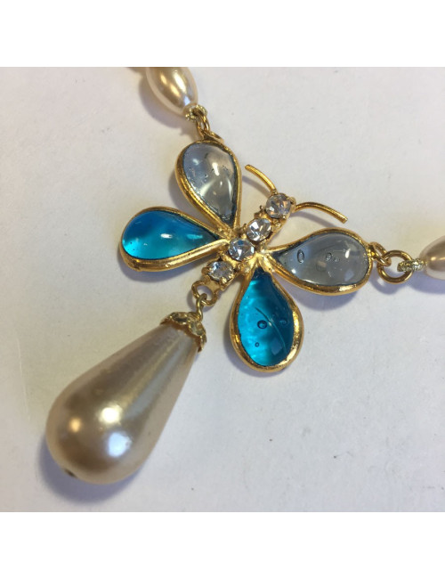 Collier MARGUERITE DE VALOIS papillon en perles en pâte de verre nacrée, bleue et strass 