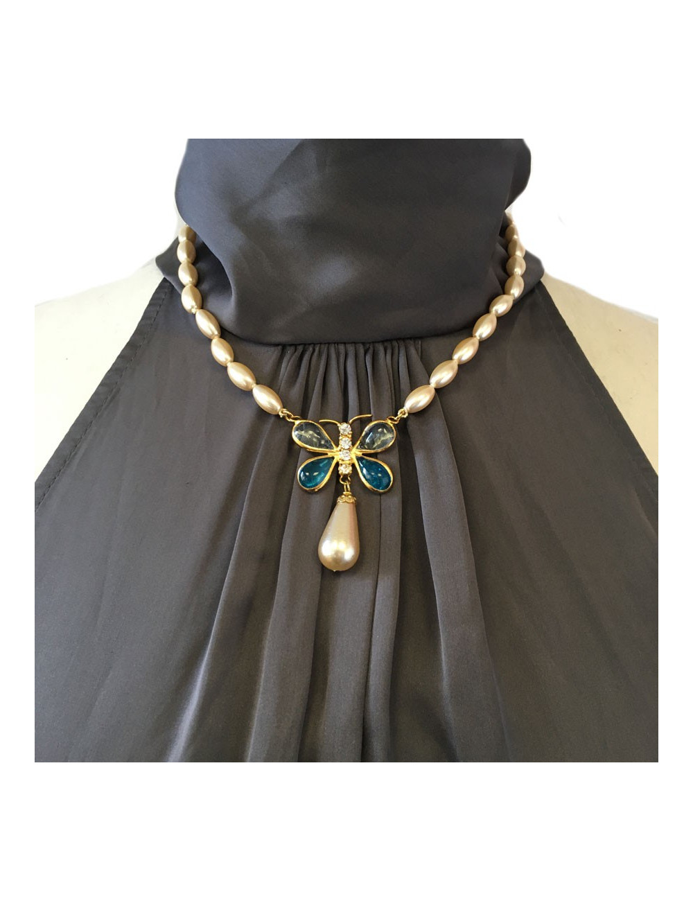 Collier MARGUERITE DE VALOIS papillon en perles en pâte de verre nacrée, bleue et strass 