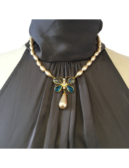 Collier MARGUERITE DE VALOIS papillon en perles en pâte de verre nacrée, bleue et strass 