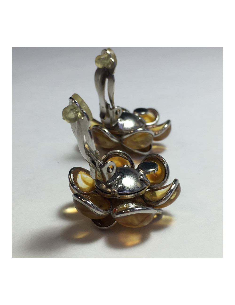 Boucles d'oreille clips MARGUERITE DE VALOIS fleur en pâte de verre  couleur ambre