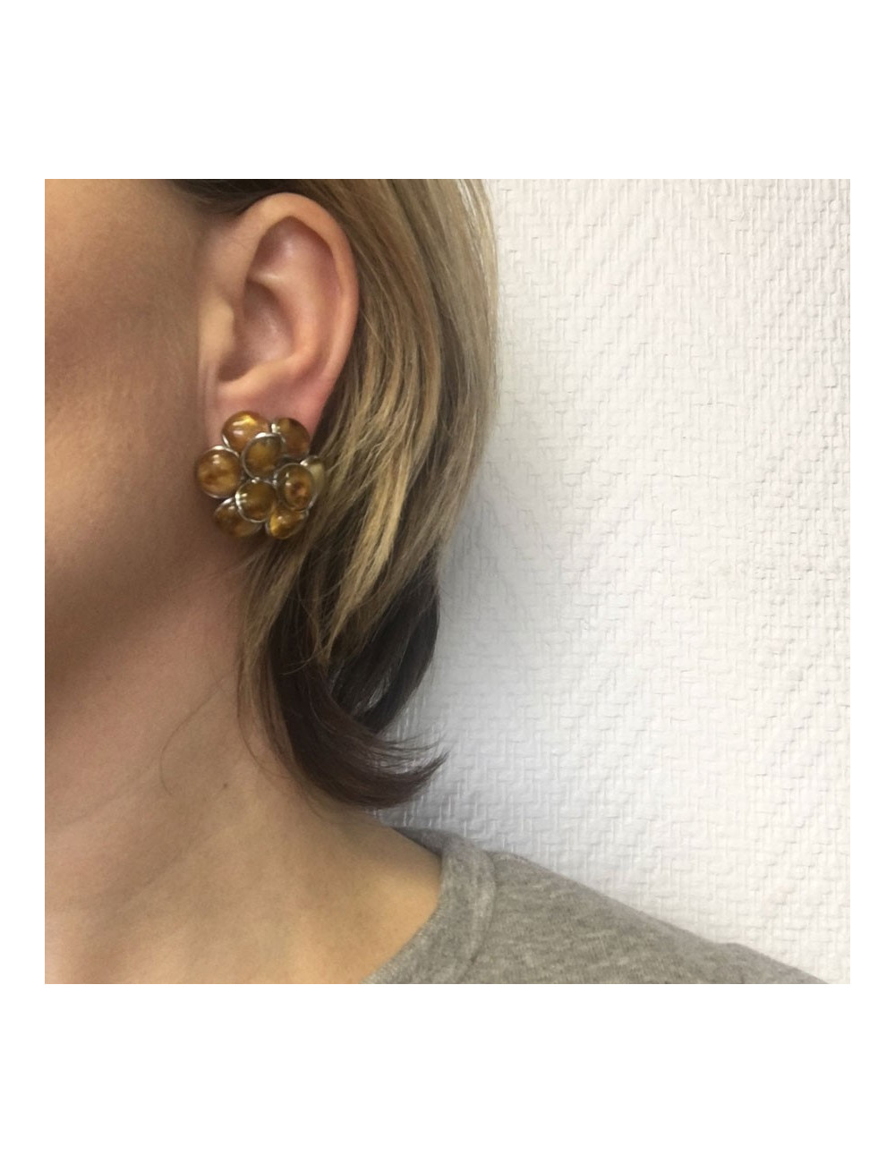 Boucles d'oreille clips MARGUERITE DE VALOIS fleur en pâte de verre  couleur ambre