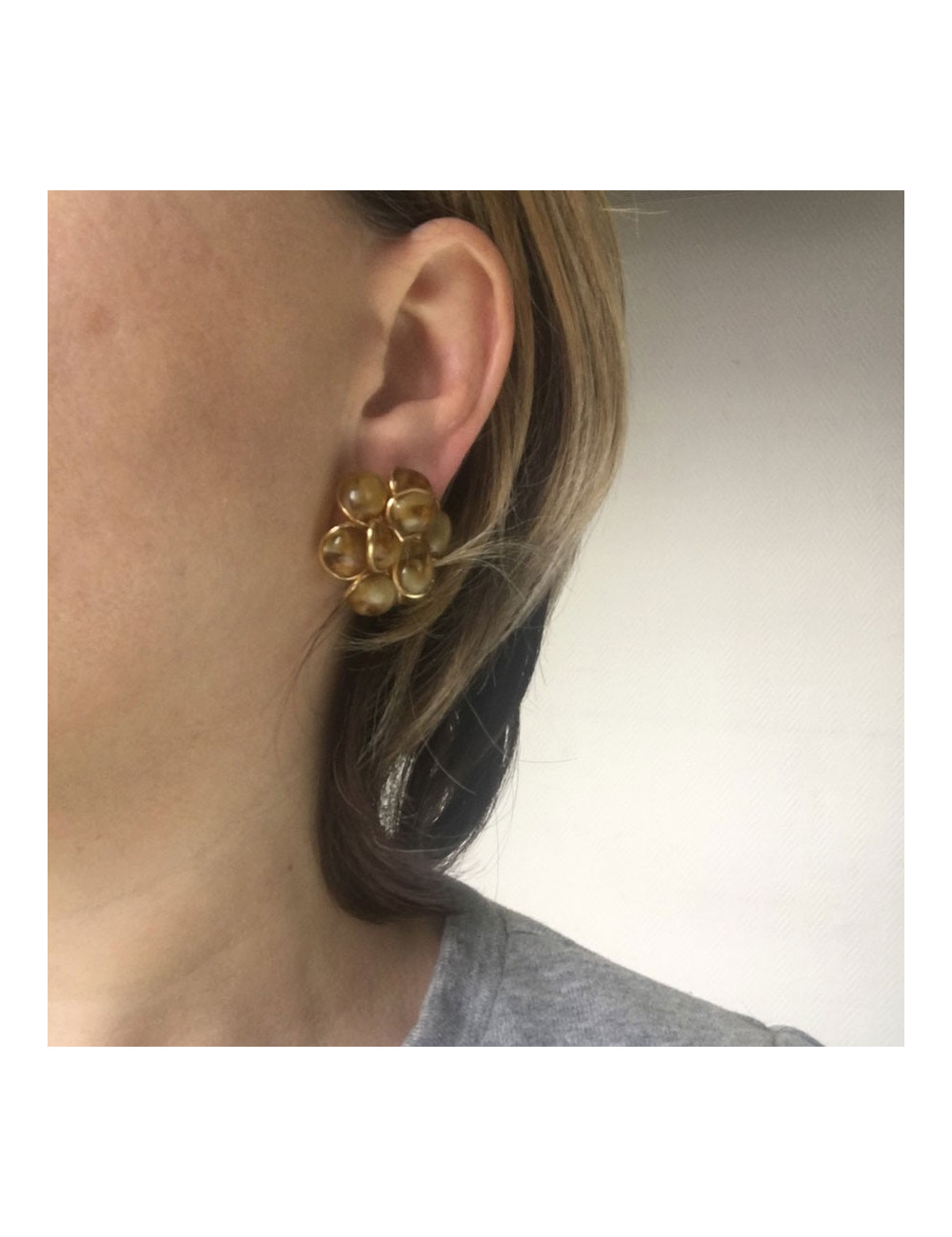Boucles d'oreille clips  MARGUERITE DE VALOIS fleur en pâte de verre ambre