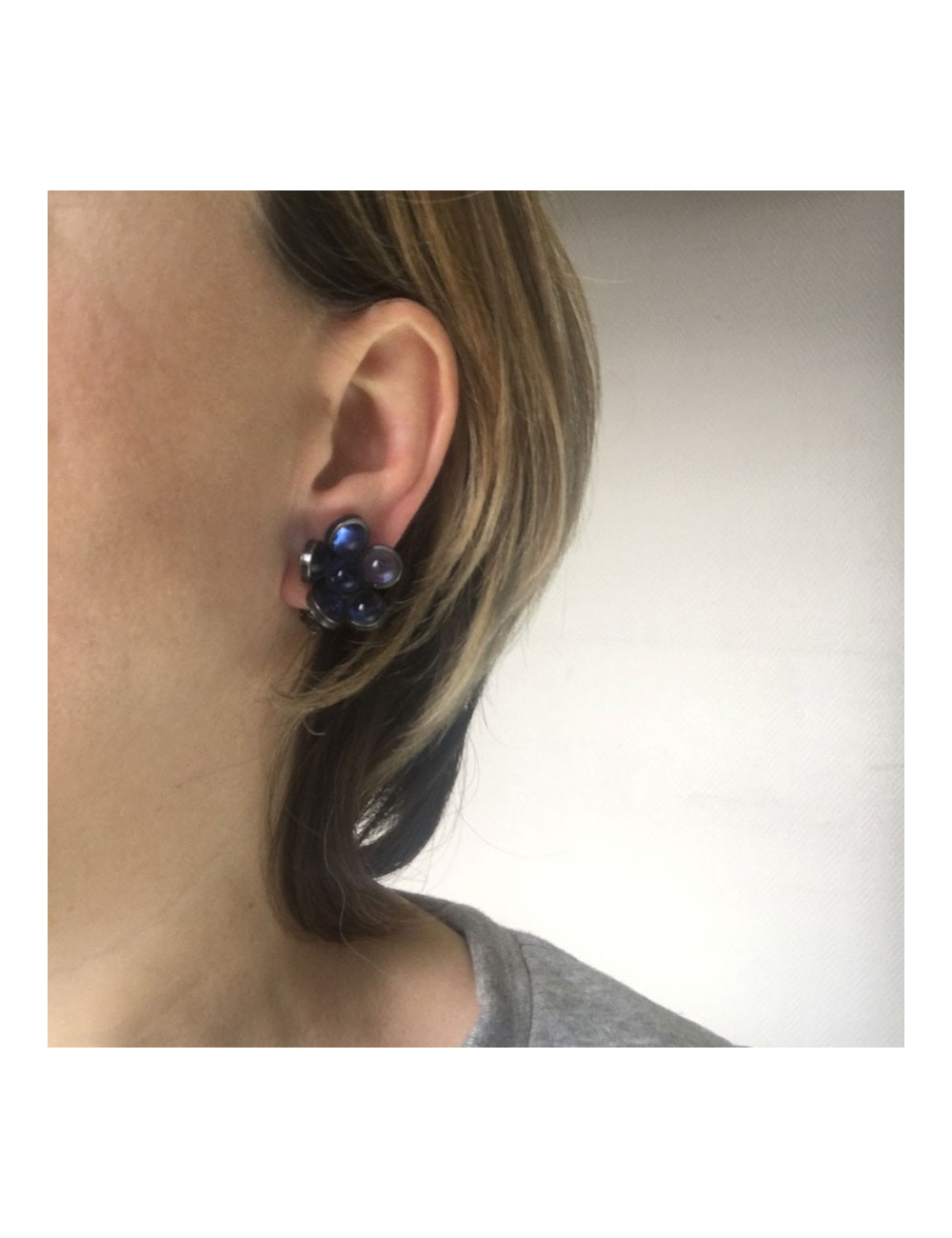 xxx Boucles d'oreille clips MARGUERITE DE VALOIS fleurette en pâte de verre bleu foncé