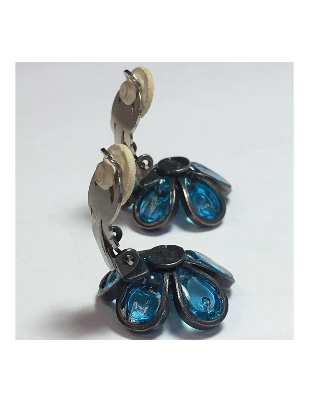 xxx Boucles d'oreille clips MARGUERITE DE VALOIS fleurette en pâte de verre bleu clair