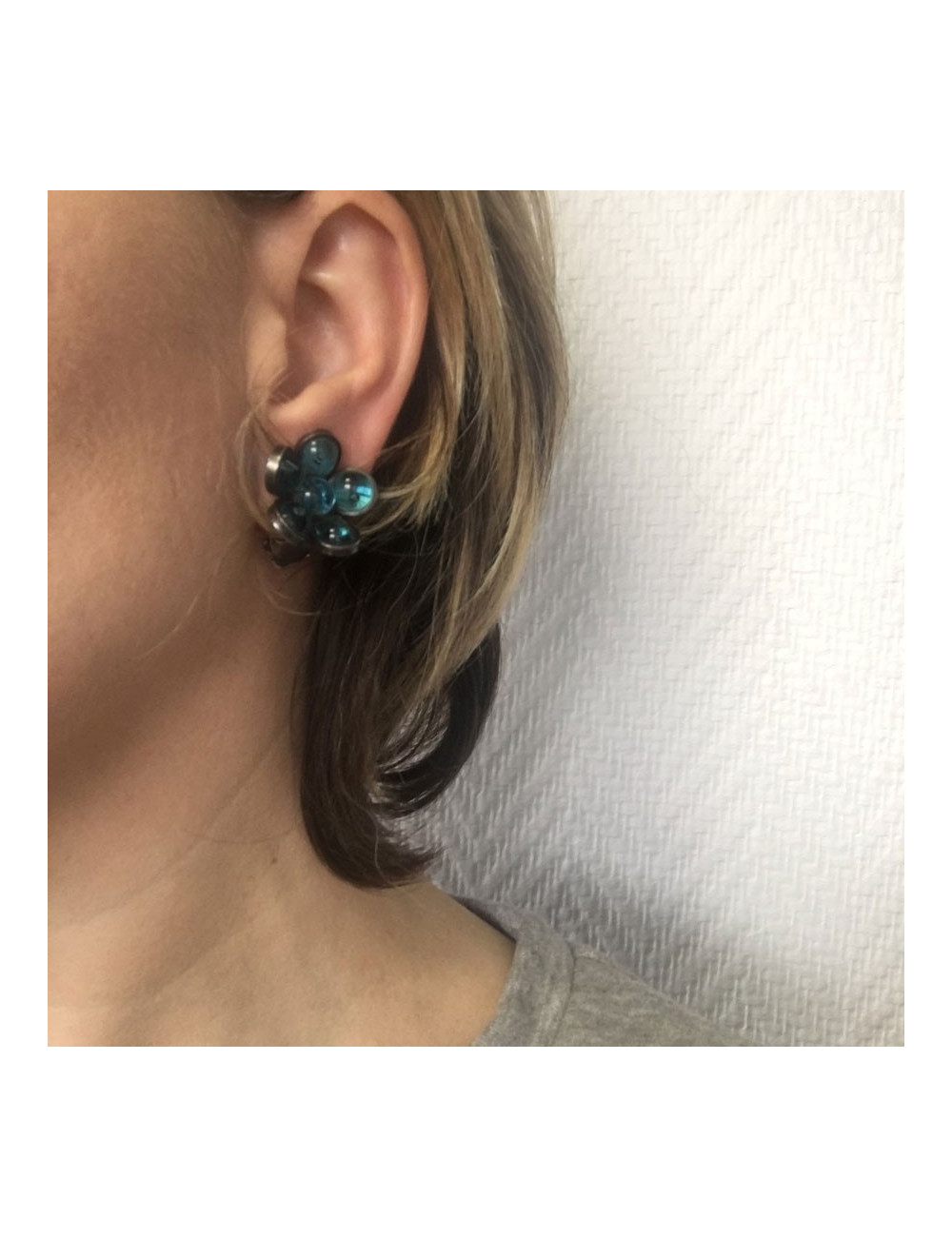 xxx Boucles d'oreille clips MARGUERITE DE VALOIS fleurette en pâte de verre bleu clair