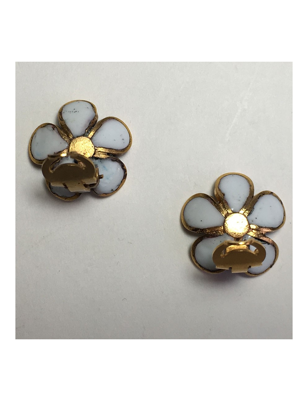 xxx Boucles d'oreille clips MARGUERITE DE VALOIS fleurette en pâte de verre blanche