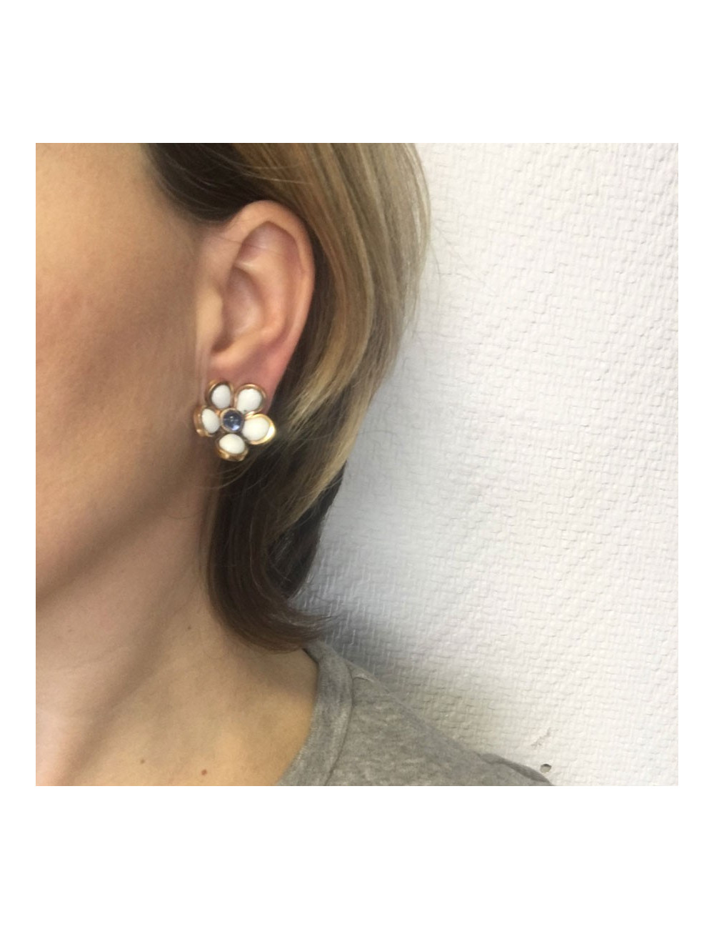 xxx Boucles d'oreille clips MARGUERITE DE VALOIS fleurette en pâte de verre blanche
