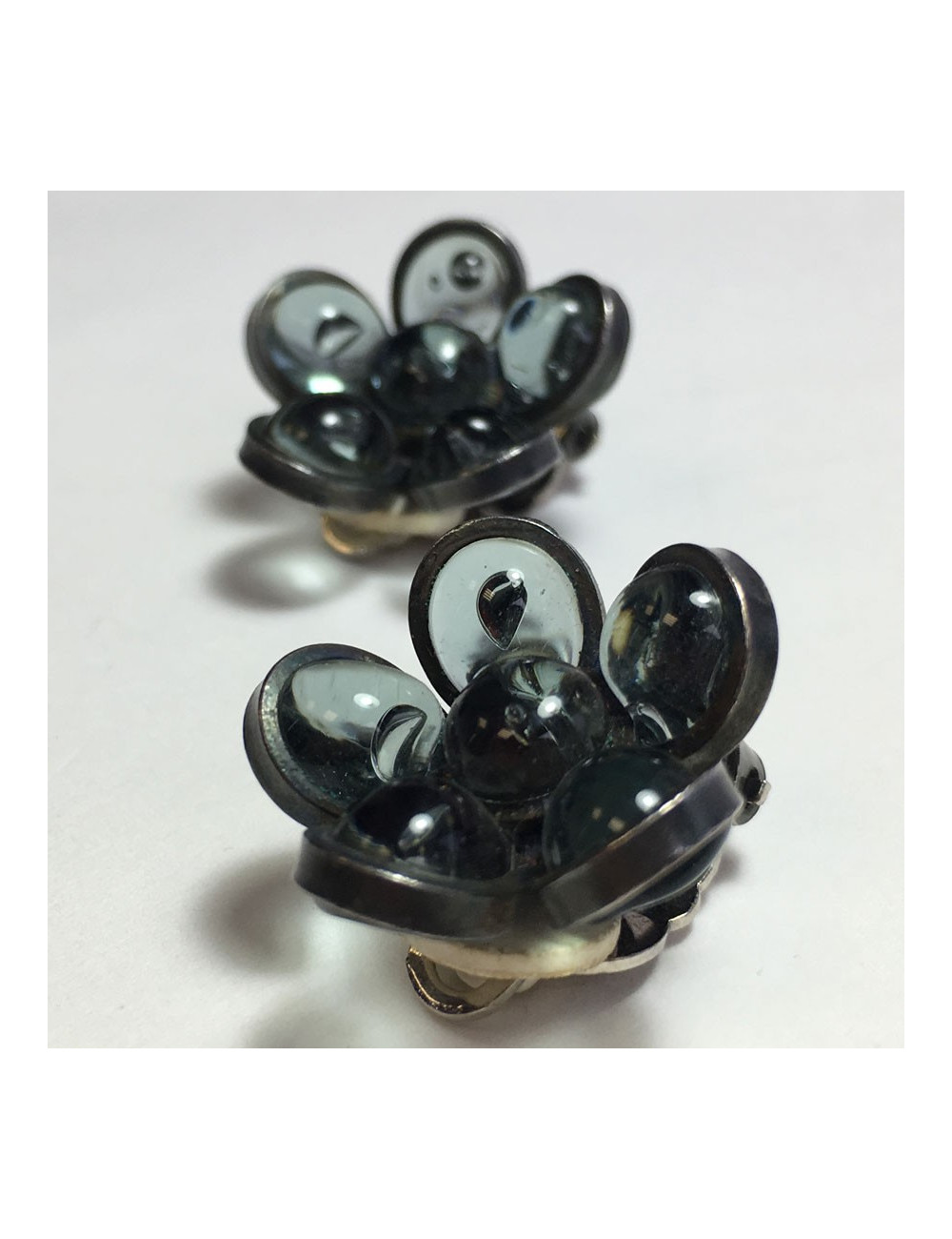 xxx Boucles d'oreille clips MARGUERITE DE VALOIS fleurette en pâte de verre anthracite transparent