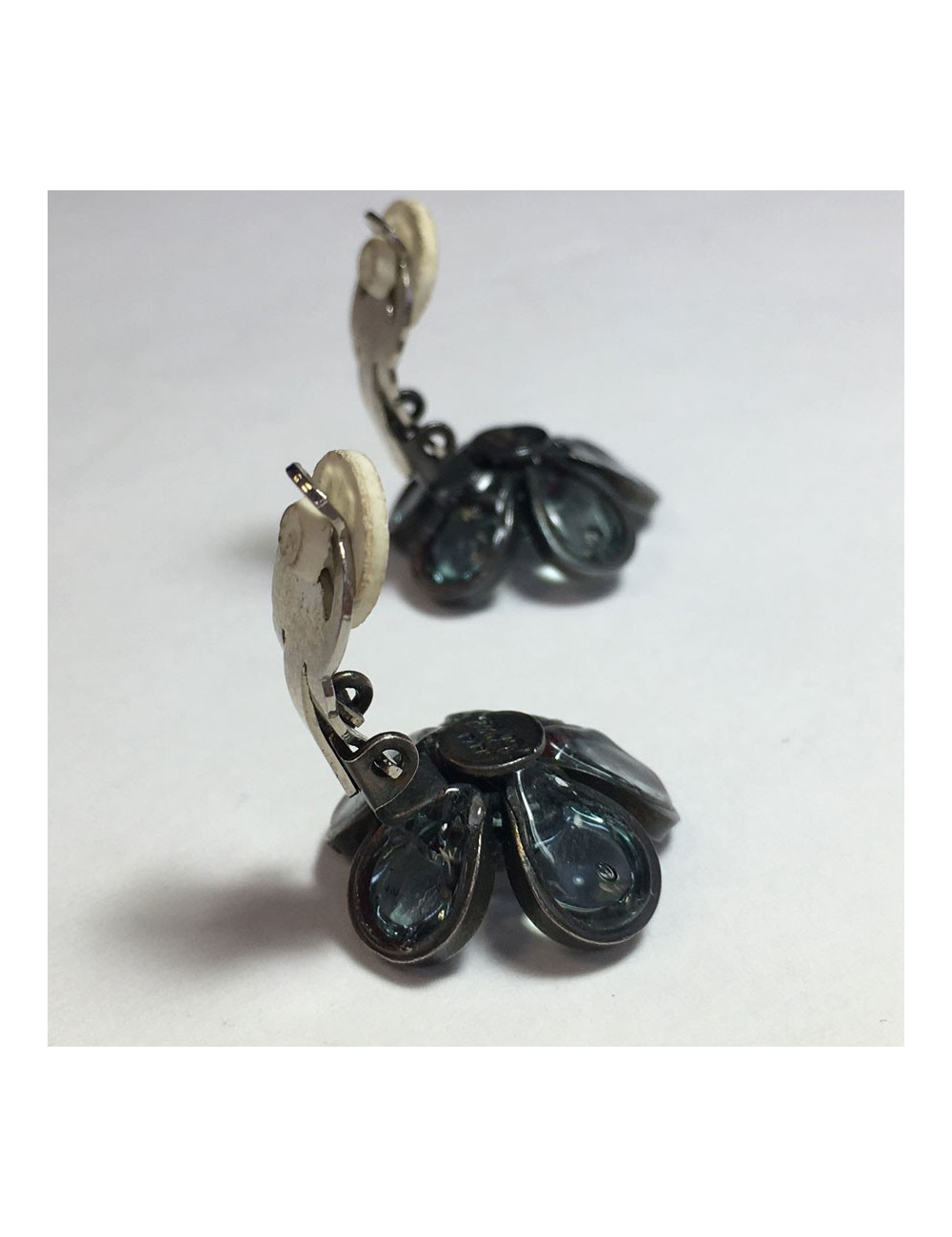 xxx Boucles d'oreille clips MARGUERITE DE VALOIS fleurette en pâte de verre anthracite transparent