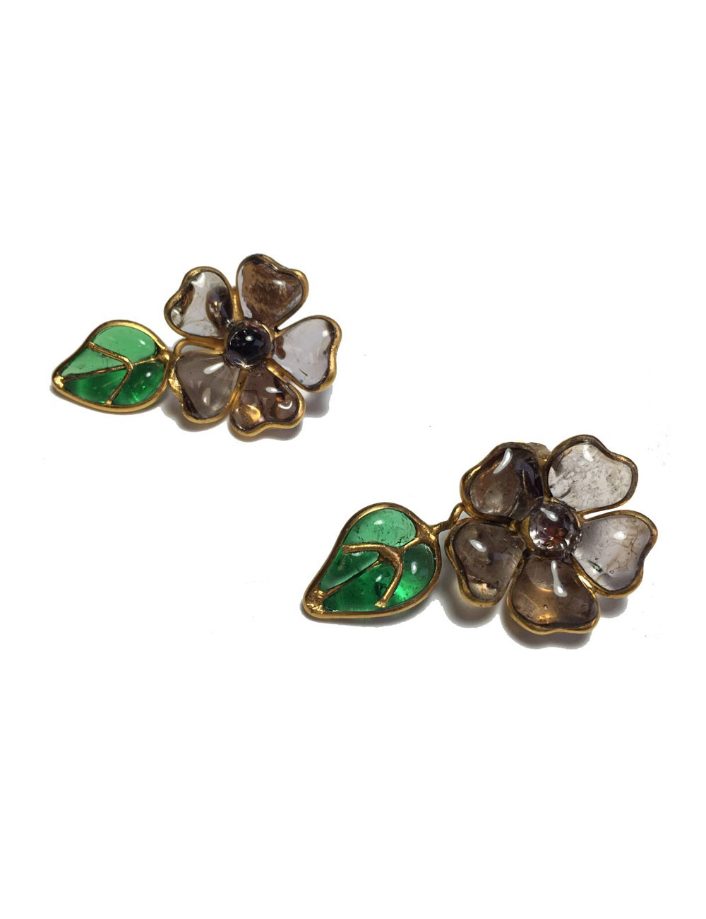 Boucles d'oreille clips MARGUERITE DE VALOIS fleur en pâte de verre mauve et feuille en pâte de verre verte