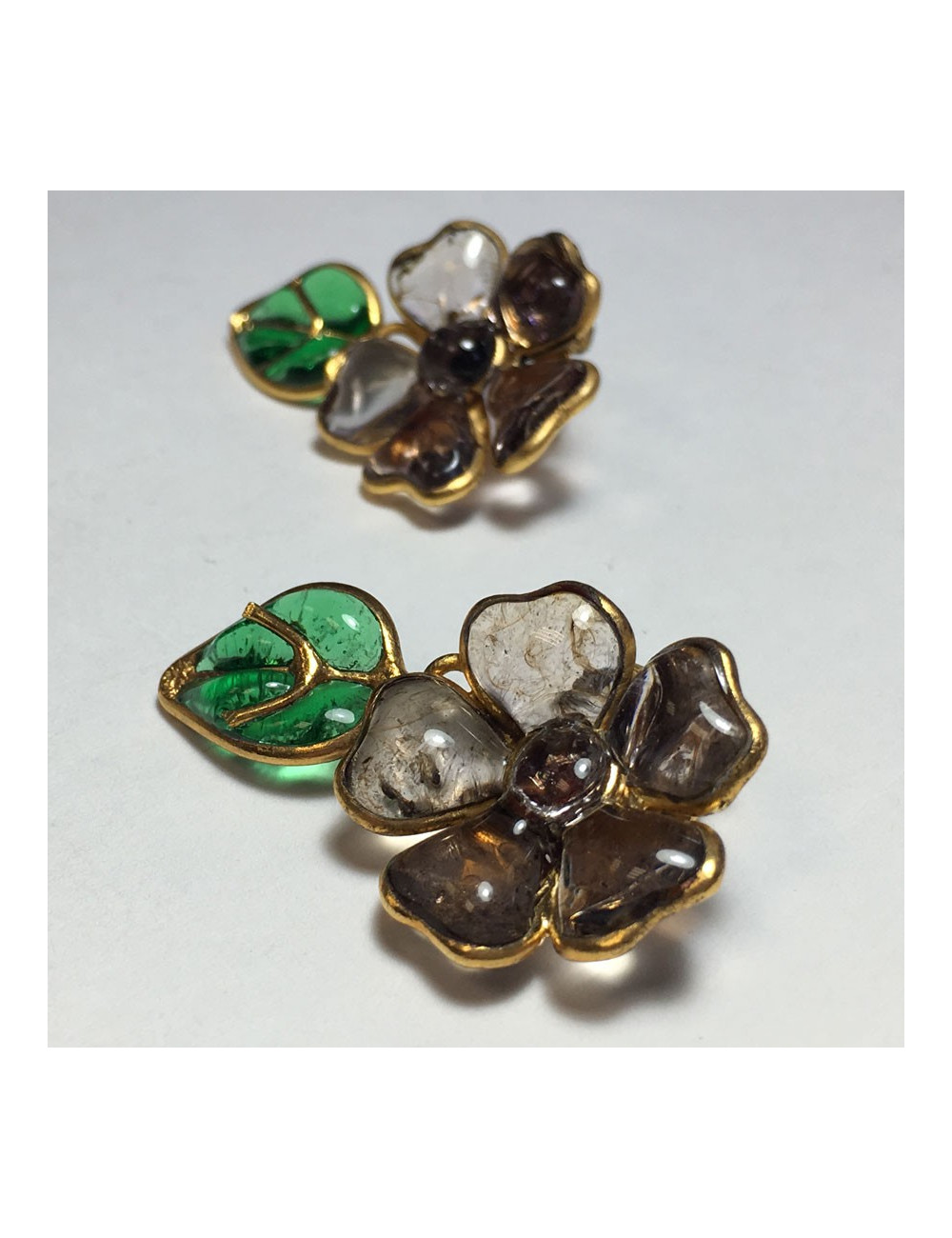 Boucles d'oreille clips MARGUERITE DE VALOIS fleur en pâte de verre mauve et feuille en pâte de verre verte