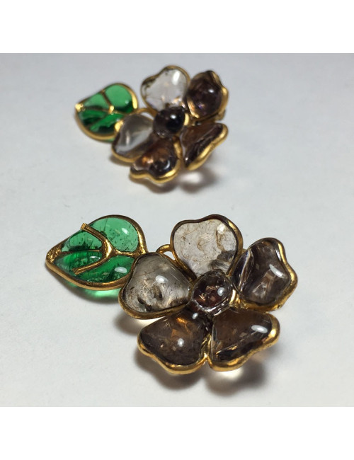 Boucles d'oreille clips MARGUERITE DE VALOIS fleur en pâte de verre mauve et feuille en pâte de verre verte