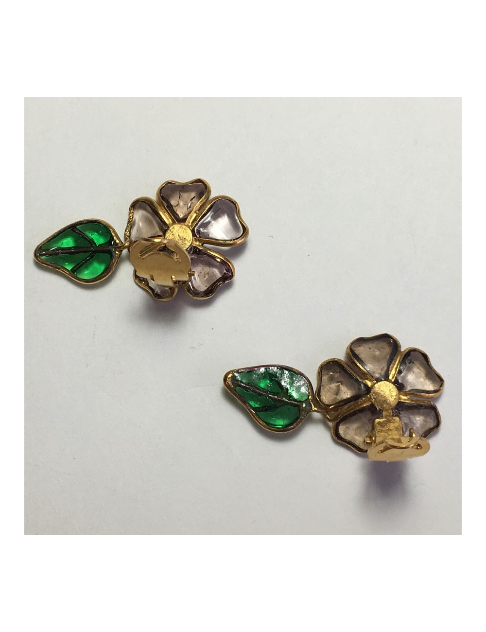 Boucles d'oreille clips MARGUERITE DE VALOIS fleur en pâte de verre mauve et feuille en pâte de verre verte