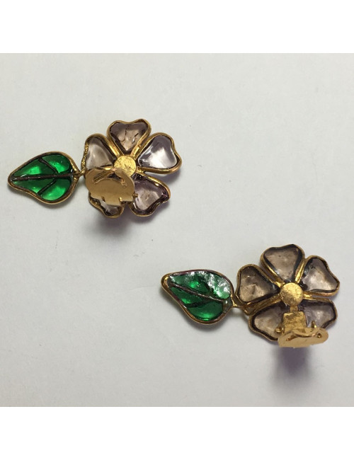 Boucles d'oreille clips MARGUERITE DE VALOIS fleur en pâte de verre mauve et feuille en pâte de verre verte