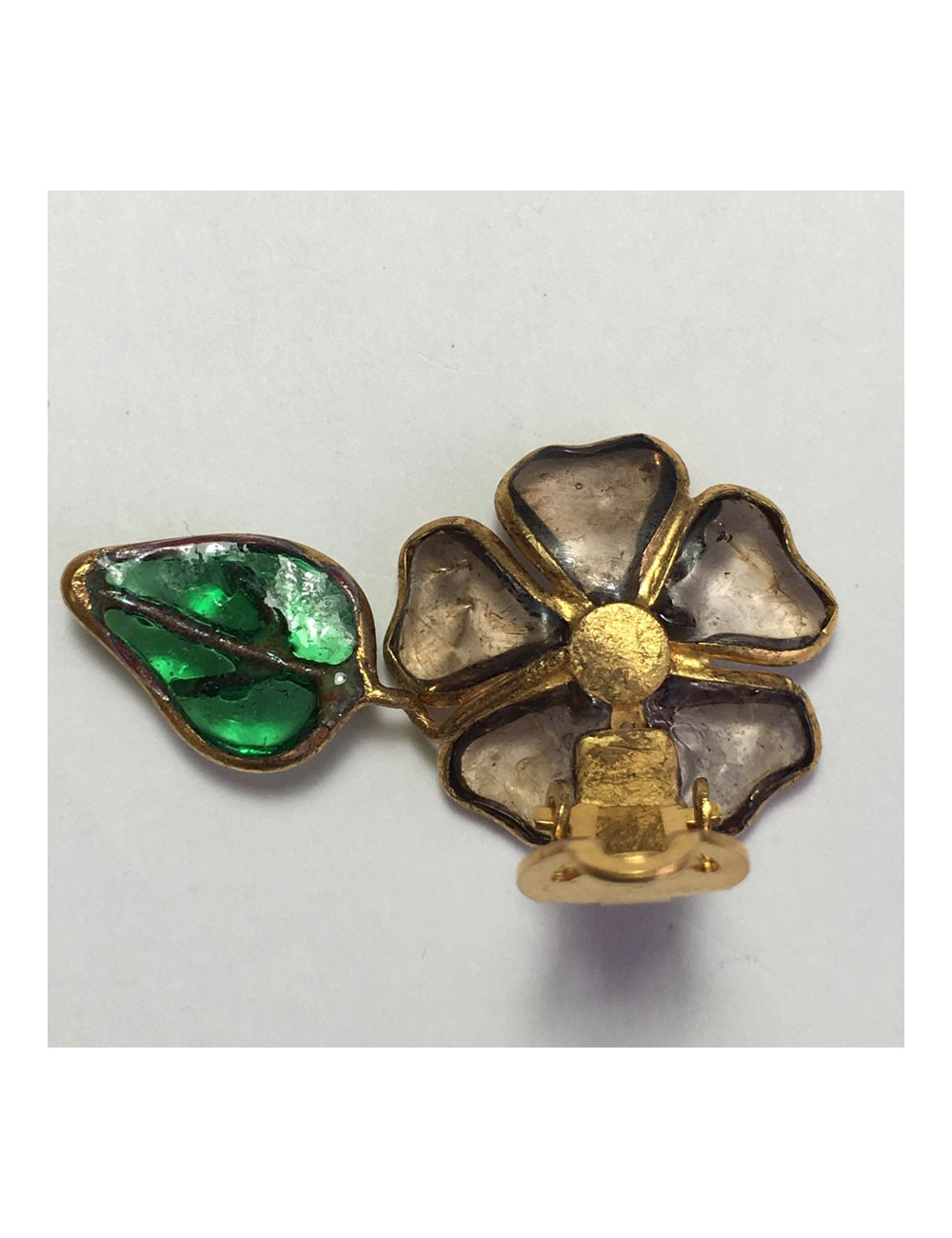 Boucles d'oreille clips MARGUERITE DE VALOIS fleur en pâte de verre mauve et feuille en pâte de verre verte