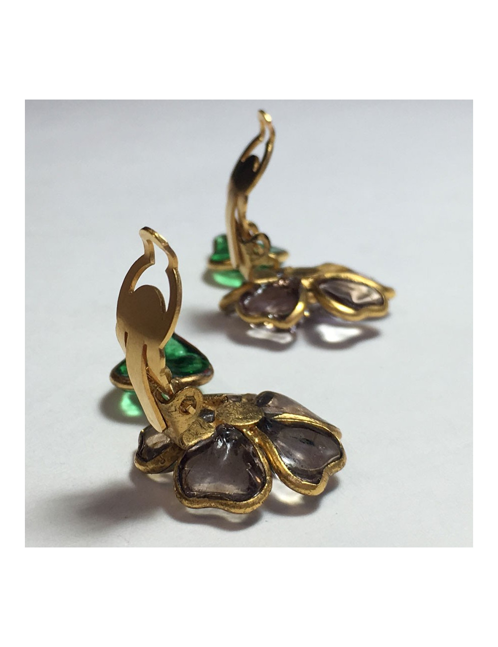 Boucles d'oreille clips MARGUERITE DE VALOIS fleur en pâte de verre mauve et feuille en pâte de verre verte