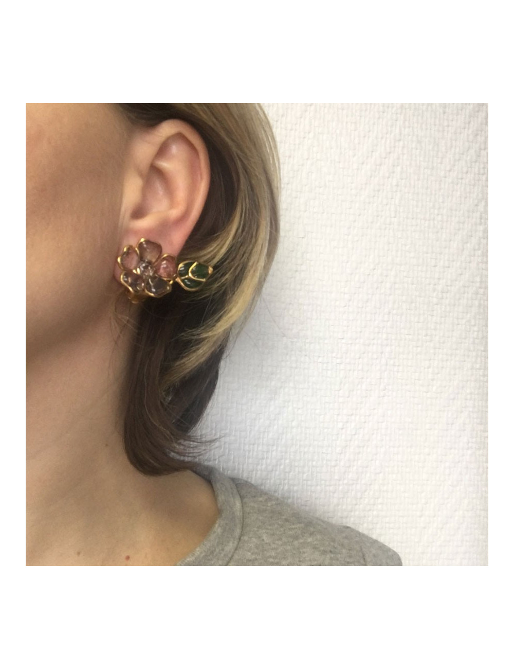 Boucles d'oreille clips MARGUERITE DE VALOIS fleur en pâte de verre mauve et feuille en pâte de verre verte