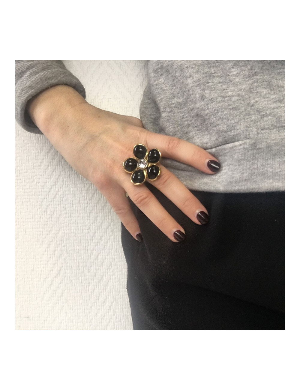 MARGUERITE DE VALOIS Flower Ring in Black Molten Glass with a Rhinestone