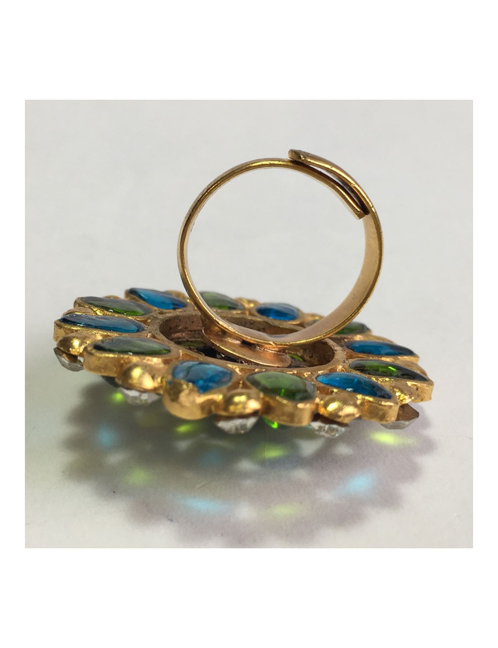 TAILLE Bague MARGUERITE DE VALOIS en pâte de verre vert et bleu, strass et métal doré