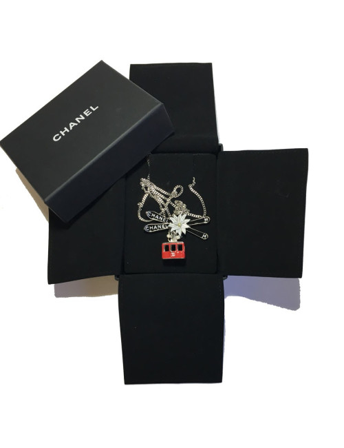 Collier CHANEL  collection Paris-Salzburg pendentif skis et funiculaire