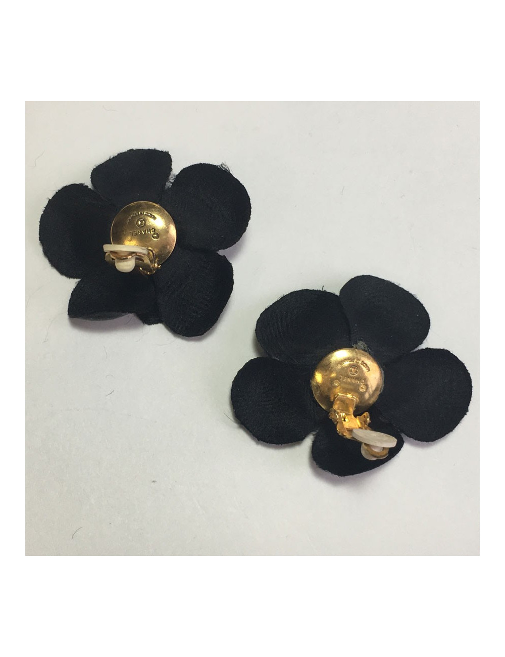 Earrings clips CHANEL camellias in vintage black silk