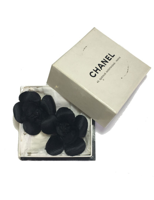 xxx Boucles d'oreille clips CHANEL camélias en soie noire vintage