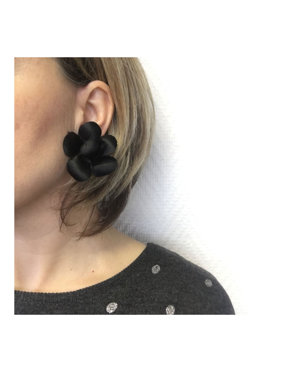 Earrings clips CHANEL camellias in vintage black silk