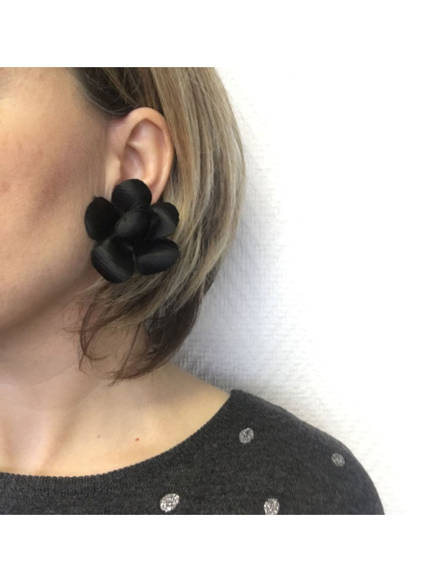 xxx Boucles d'oreille clips CHANEL camélias en soie noire vintage