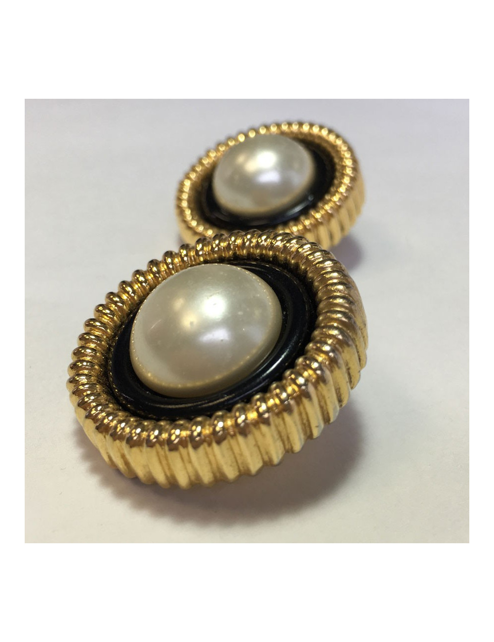 Boucles d'oreille clips CHANEL Vintage perle nacrée et métal doré