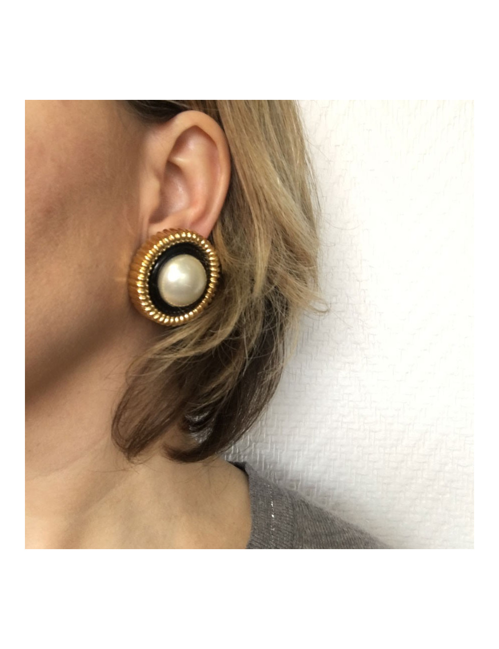 Boucles d'oreille clips CHANEL Vintage perle nacrée et métal doré