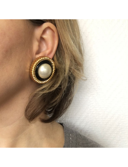 Boucles d'oreille clips CHANEL Vintage perle nacrée et métal doré