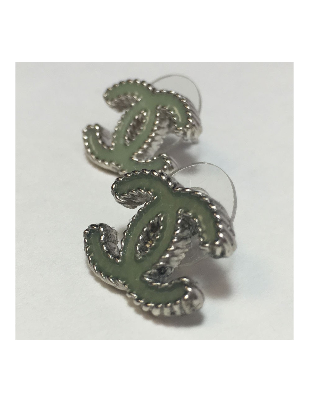 Boucles d'oreille clous  CHANEL CC en métal argenté et résine bleu céladon