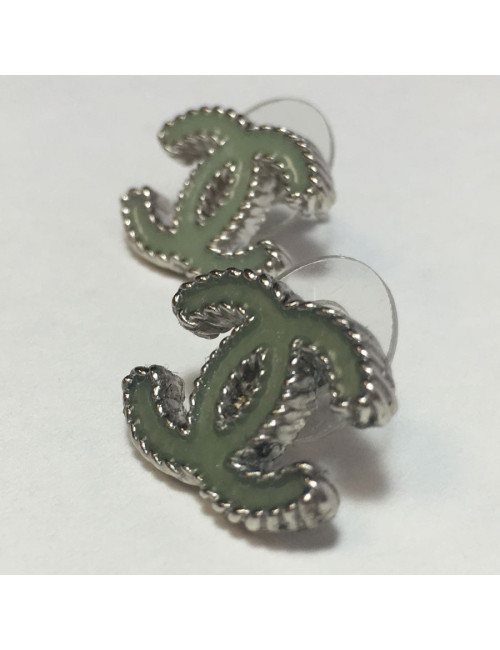 Boucles d'oreille clous  CHANEL CC en métal argenté et résine bleu céladon